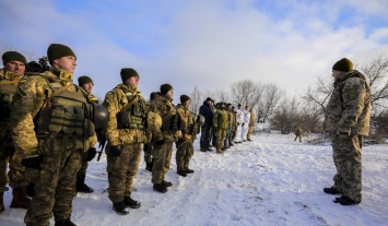 Порошенко побывал на передовой вблизи Горловки и поздравил военных с Днем ВСУ