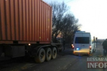 На границе под Одессой фура врезалась в микроавтобус и сбила пограничника (ФОТО)