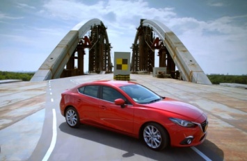 Автогонщик проехал по недостроенному мосту с завязанными глазами для рекламы Mazda