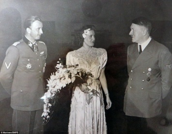 В сети опубликованы неизвестные фотографии Гитлера на свадьбе сестры Евы Браун