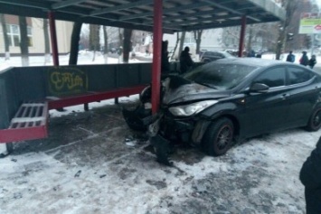 В Киеве водитель из-за гололедицы врезался в остановку (ФОТО)