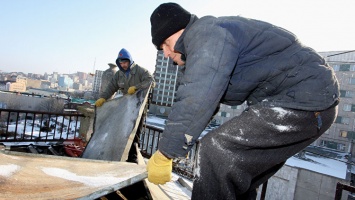 Аксенов пригрозил прокуратурой подрядчикам ремонта кровель, если в квартирах будут течь потолки