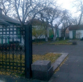 В Кременчуге вандалы снесли памятник знаменитому педагогу Макаренко