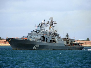 Фрегат Королевского флота Великобритании следит за российским судном