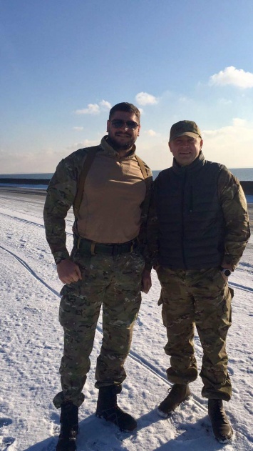 Губернатор Савченко передал личное оружие бойцам добробата Яроша
