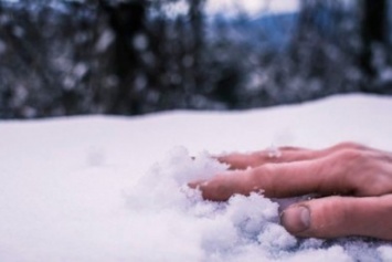 В Мариуполе замерзла пьяная женщина, а мужчина отморозил пальцы