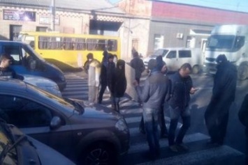 Из-за протестов дорога на Котовского в Одессе перекрыта в оба направления, трамваи остановились (ФОТО)