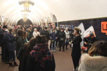 Молодая певица устроила концерт в метро