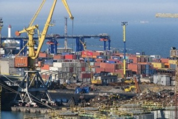 В Одесском порту на 40 дней застрял грузовик с орехами