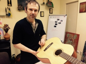 На благотворительном аукционе в Запорожье продадут гитару с автографом Вакарчука