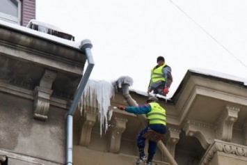 В Харькове альпинисты очищают крыши домов от сосулек