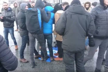 Турецкие фаны перед матчем с "Динамо" совершили гнусный поступок в центре Киева - опубликовано видео