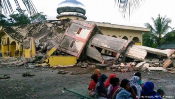 В Индонезии в результате землетрясения погибли 20 человек