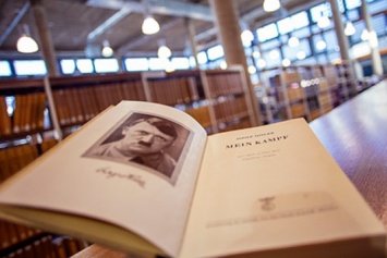 Филолог подал в суд на библиотеку за отказ выдать ему "Майн Кампф" Гитлера