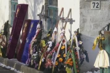 На Днепропетровщине похоронили старушку и двоих малышей, которых она задушила (ВИДЕО)