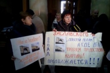 Жители обваленного дома в центре Одессы требуют у Труханова квартиры (ФОТО)