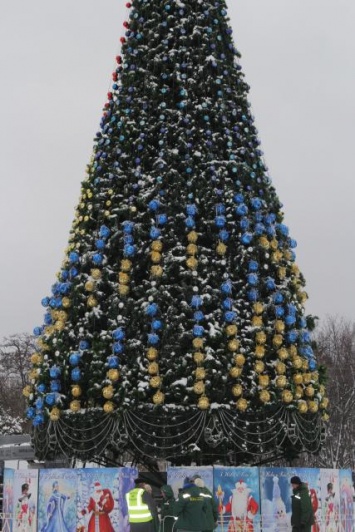 В Кременчуге главную елку делают патриотичной (видео)
