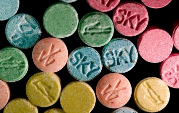 В британских клубах начинают бесплатно тестировать наркотики