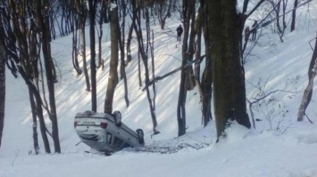 Во Львове автомобиль слетел в "пропасть" и перевернулся (фото)