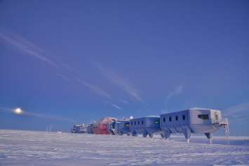 Полярную станцию в Антарктике будут спасать от гигантской расщелины