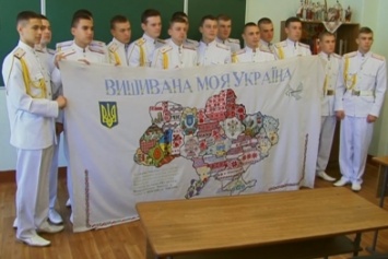 Криворожским курсантам показали вышитую карту Украины (фото)