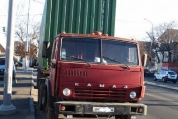 В Одессе фура повалила светофор
