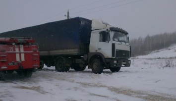 Под Харьковом спасатели вытащили со скользкой дороги две скорых и семь фур