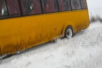 На автодороге Бурынь-Сумы в снежный занос попал автобус с 35 пассажирами (ФОТО)