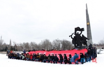 В Луганске развернули большую копию Знамени Победы (ФОТО)