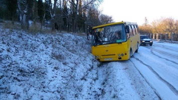 Из-за транспортного коллапса на обледеневших дорогах Севастополя уволили замдиректора "Севавтодора"