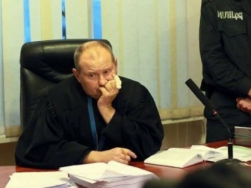 Судья Н.Чаус до сих пор скрывается в Крыму - Н.Холодницкий
