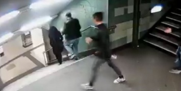 В берлинском метро мигрант ударом в спину спустил женщину с лестницы