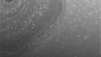 Космозонд Cassini передал на землю снимки бури на Сатурне