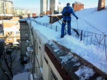 Рабочий погиб при падении с крыши на юге Москвы