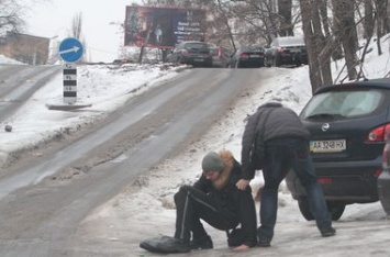 Улицы Киева покрыты тонкой коркой льда. Коммунальщиков не видно