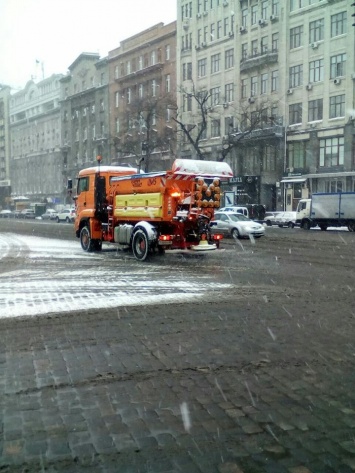 "Киевавтодор" перешел на усиленный режим работы, водителей просят быть очень внимательными