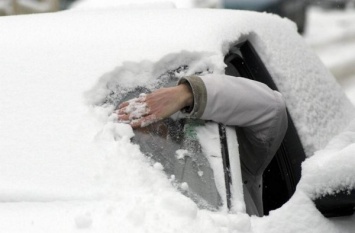 В Москве водителя могут лишить прав из-за залепленных снегом номеров