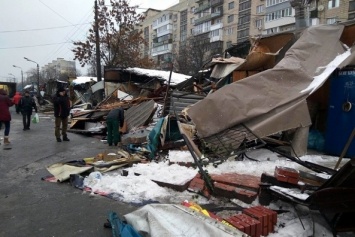 В Киеве люди в балаклавах разгромили рынок
