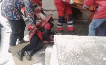 В Черкассах школьник поскользнулся на льду и попал под бетонную плиту