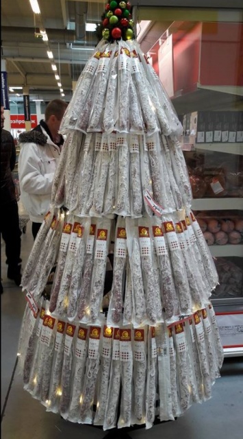Чудеса днепровского креатива: колбасная новогодняя елка