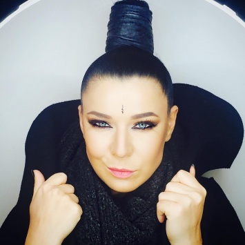 Здравствуйте, кудри: певица Елка сделала себе пышную прическу