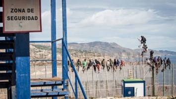 Более 250 мигрантов прорвались через границу испанского города Сеута