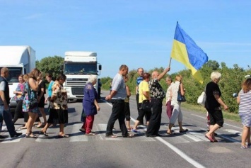 С требованием возобновить работу местной школы, люди перекрыли движение на трассе Кропивницкий - Умань