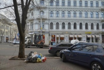 Центр Одессы закидали мусором (ФОТОФАКТ)