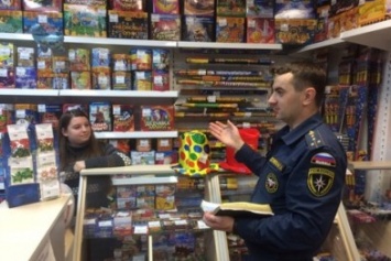 В Крыму МЧСники начали проверять места продажи пиротехнической продукции (ФОТО)