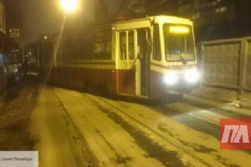 В Киеве конфликт в трамвае закончился трагедией: пассажиру прострелили ноги