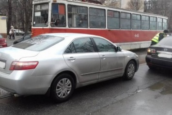 Две автоледи заблокировали проезд трамваев на улице Соборности в Кривом Роге (ФОТО)