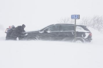 Донецкие копы спасли из снежного плена несколько авто