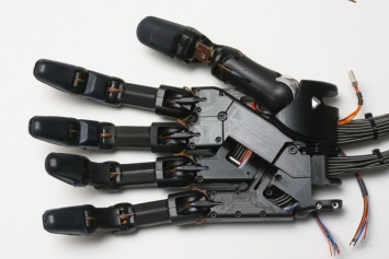Школьники из Омска изобрели руку-робот для помощи человеку