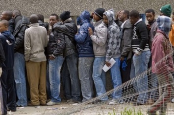 Сотни беженцев из Африки прорвались через забор в Испанию